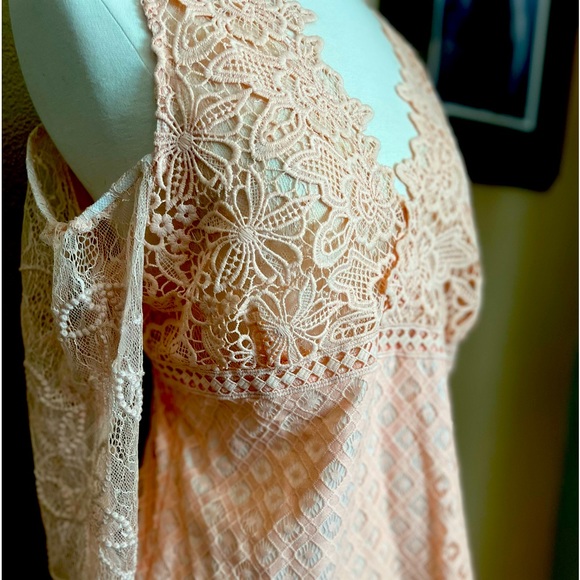 Venus Top size M Coral crochet boho lace deigned top cold shoulder semi sheer - Picture 3 of 9